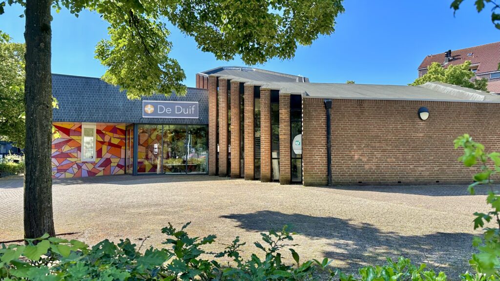 zomerse foto van kerkgebouw de Duif