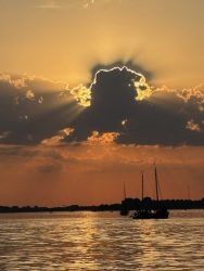 foto 05 ondergaande zon met boot op het water