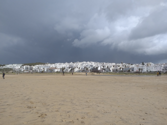 foto 14 strand met wit dorp en donkere regen lucht